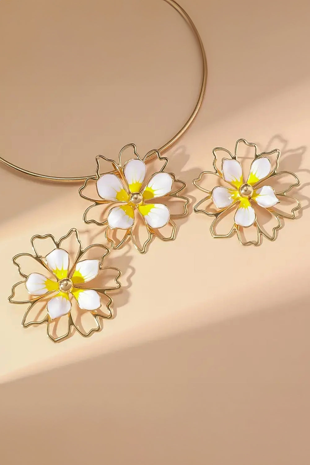 Ensemble boucles d'oreilles et tour de cou bohème jaune en forme de fleur creuse