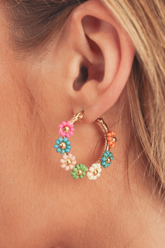 Boucles d'oreilles goutte d'eau en perles de fleurs roses contrastées de forme ronde