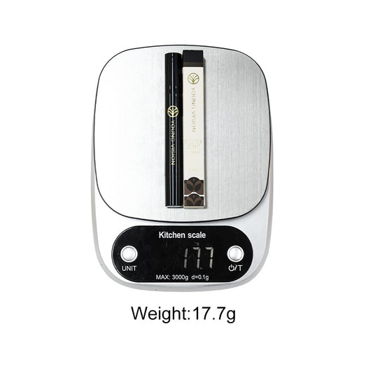 Eyeliner noir et blanc pas facile à étaler