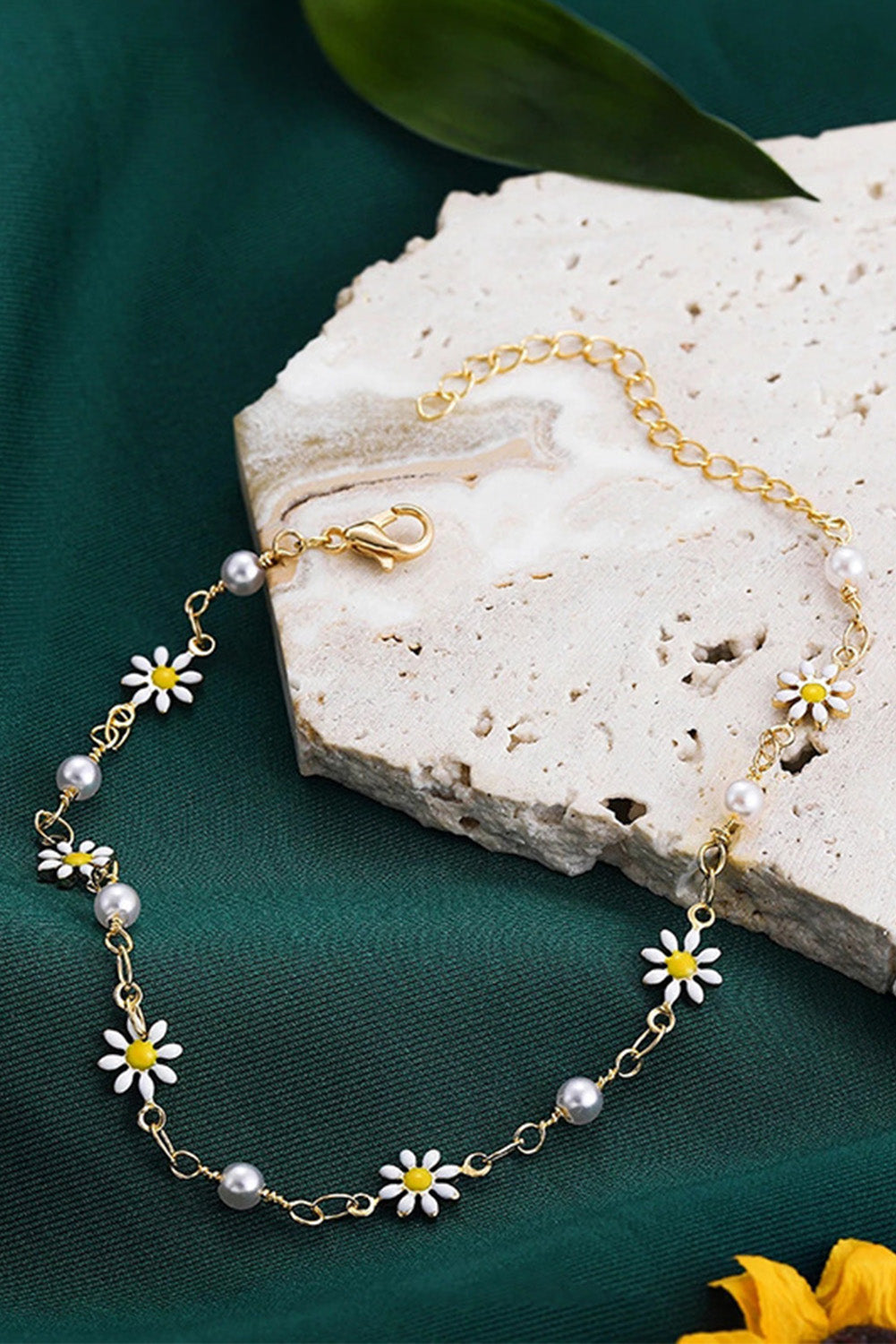 Bracelet de cheville en or avec marguerite et perles