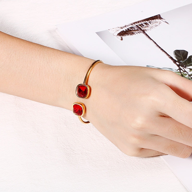 Bracelet en acier inoxydable avec ouverture carrée et creuse
