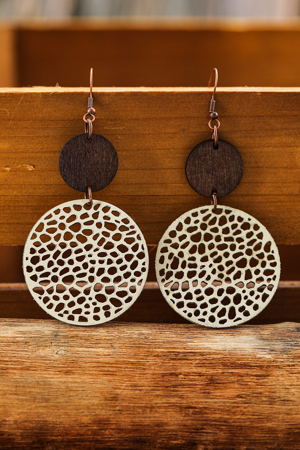 Boucles d'oreilles kaki en forme de goutte d'eau creusée avec des copeaux de bois