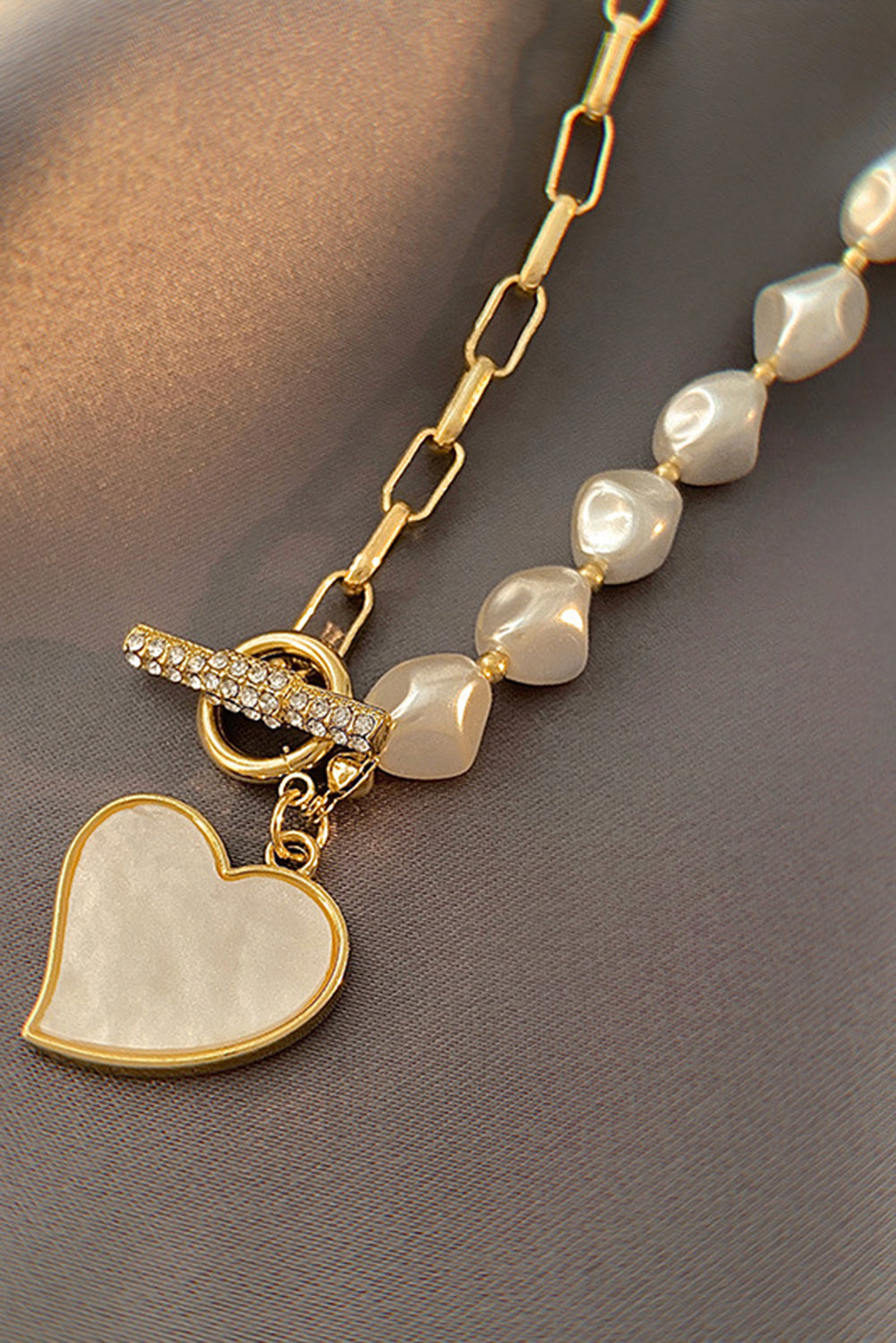 Collier en or avec pendentif en forme de coeur et perles en strass