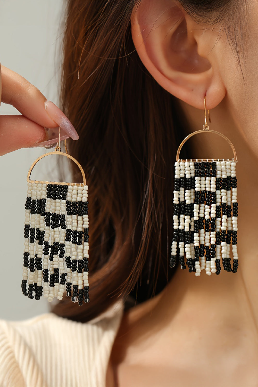 Boucles d'oreilles bohémiennes avec pompon en perles et damier noir