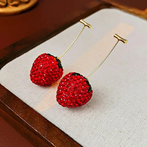 Boucles d'oreilles design à la mode avec fraises rouges