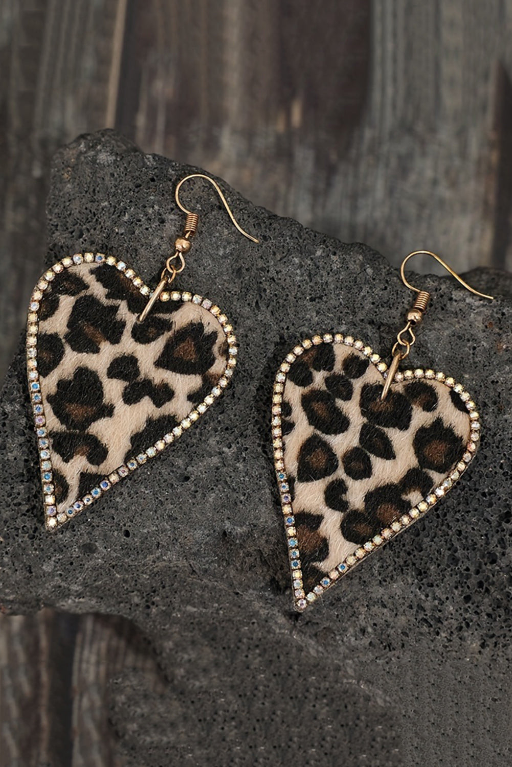 Boucles d'oreilles en forme de cœur avec bordures en strass multicolores et imprimé léopard