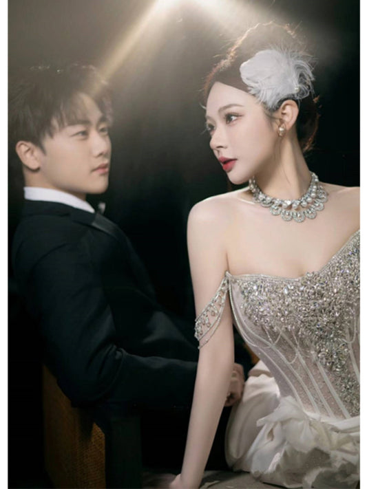 Robe de mariée légère en satin à épaules dénudées