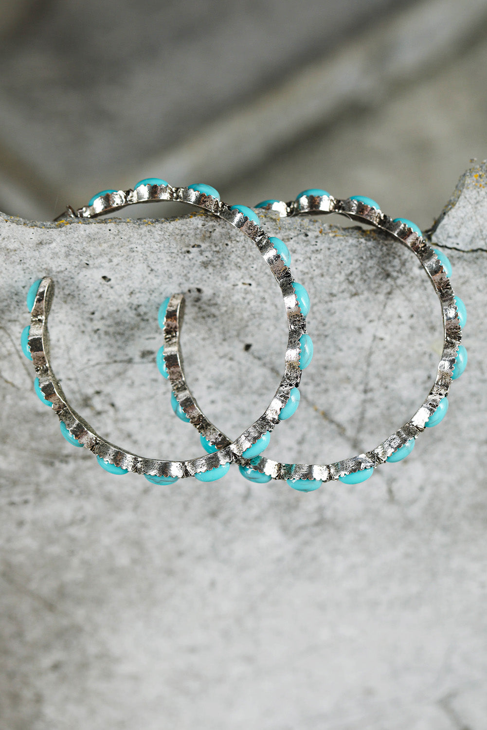 Boucles d'oreilles en forme de C à grand cercle en turquoise noire