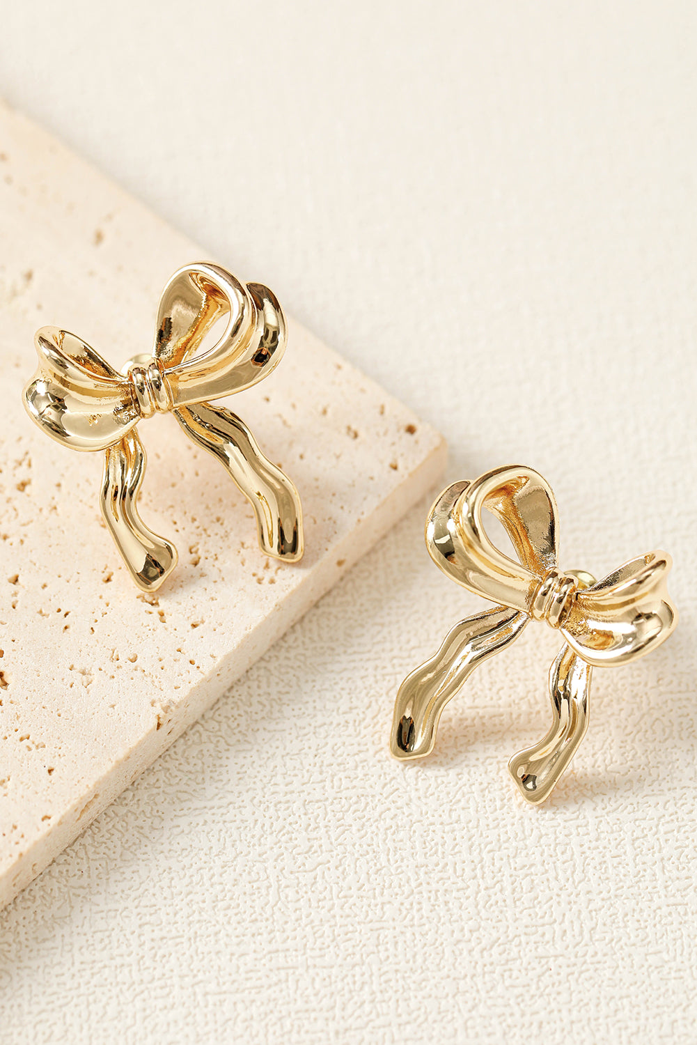 Boucles d'oreilles en forme de noeud avec ruban élégant en or