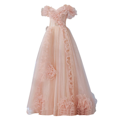 Robe de mariée et robe de soirée de l'animatrice