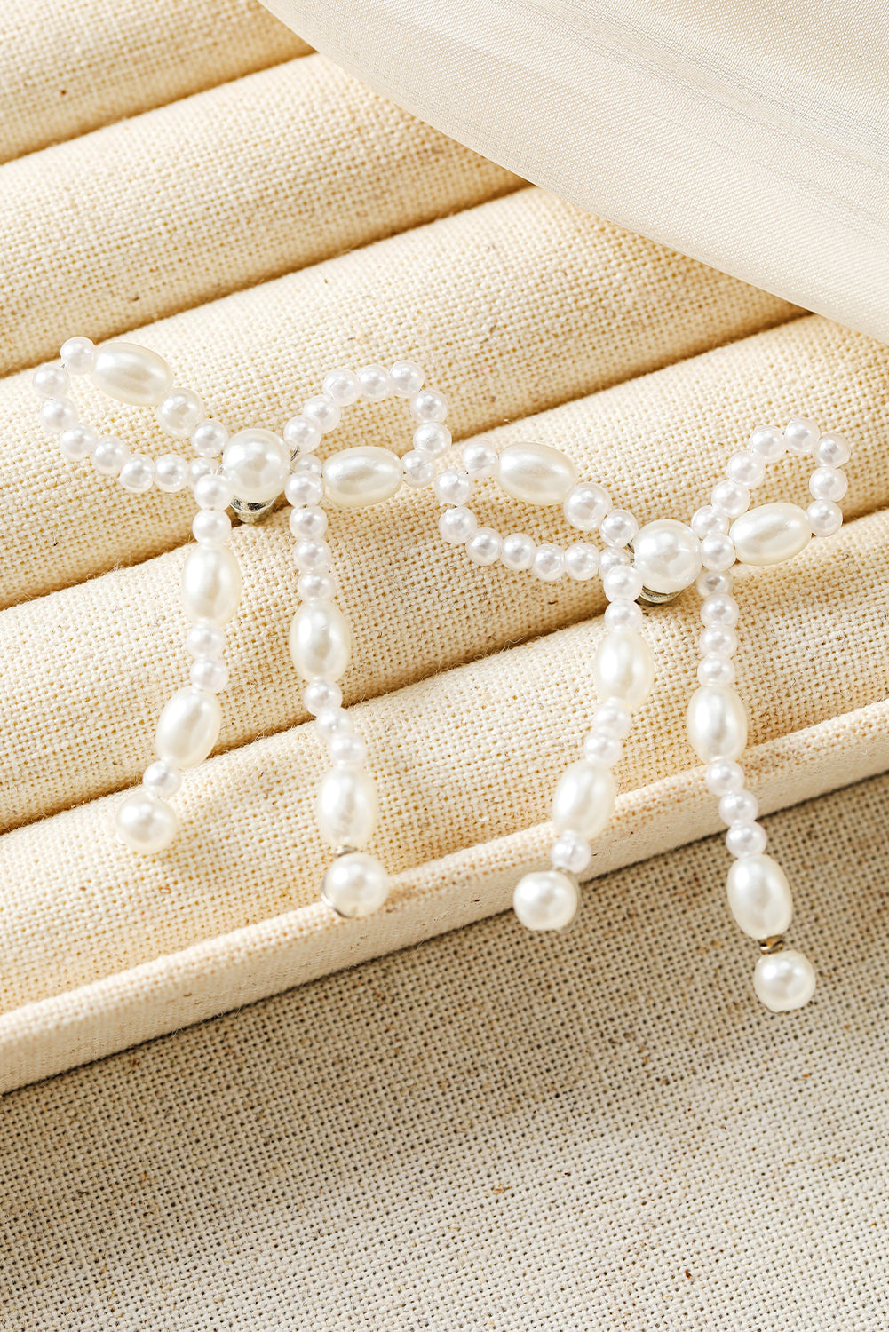 Pendants d'oreilles en forme de nœud papillon avec perles blanches