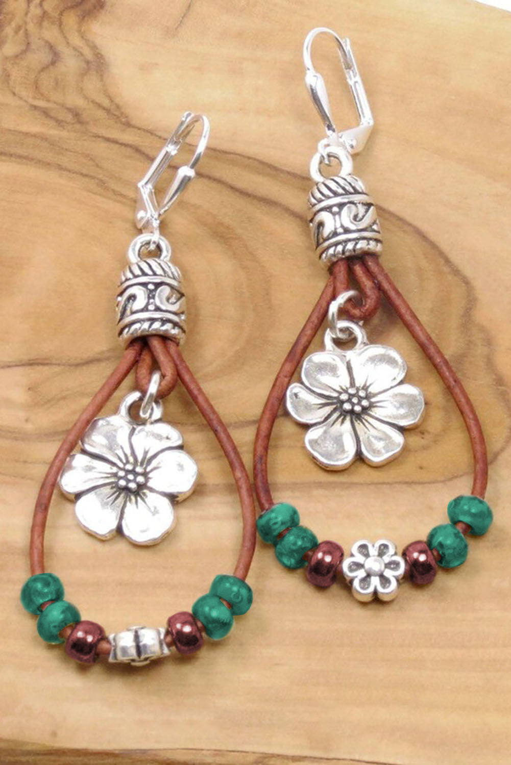 Boucles d'oreilles pendantes florales en cuir argenté et perles