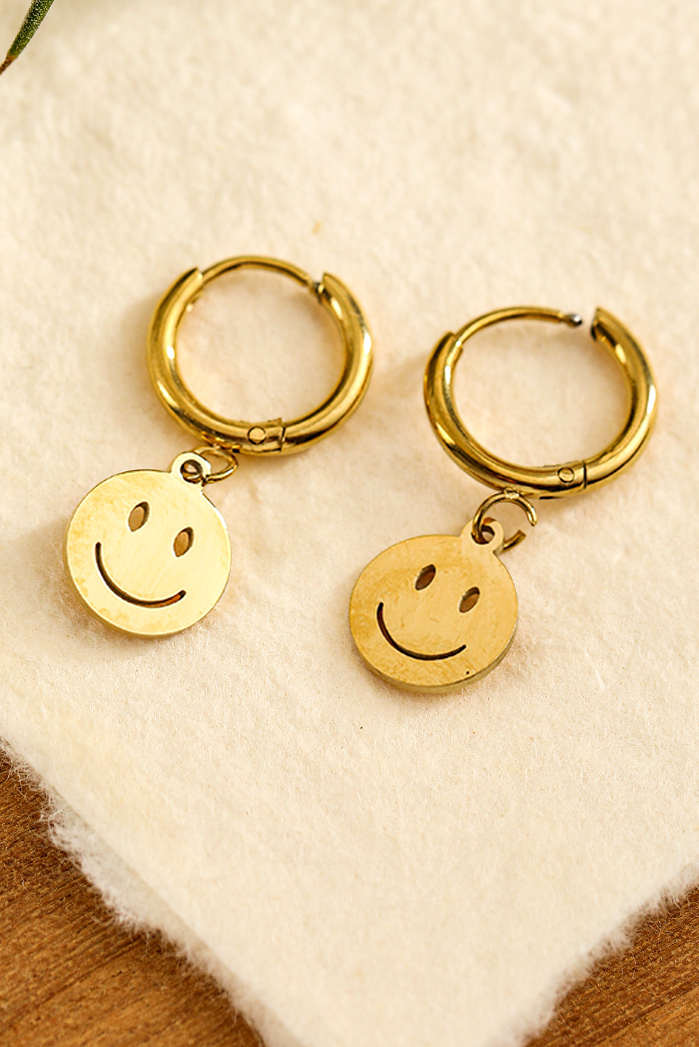 Boucles d'oreilles pendantes en alliage d'or avec visage souriant