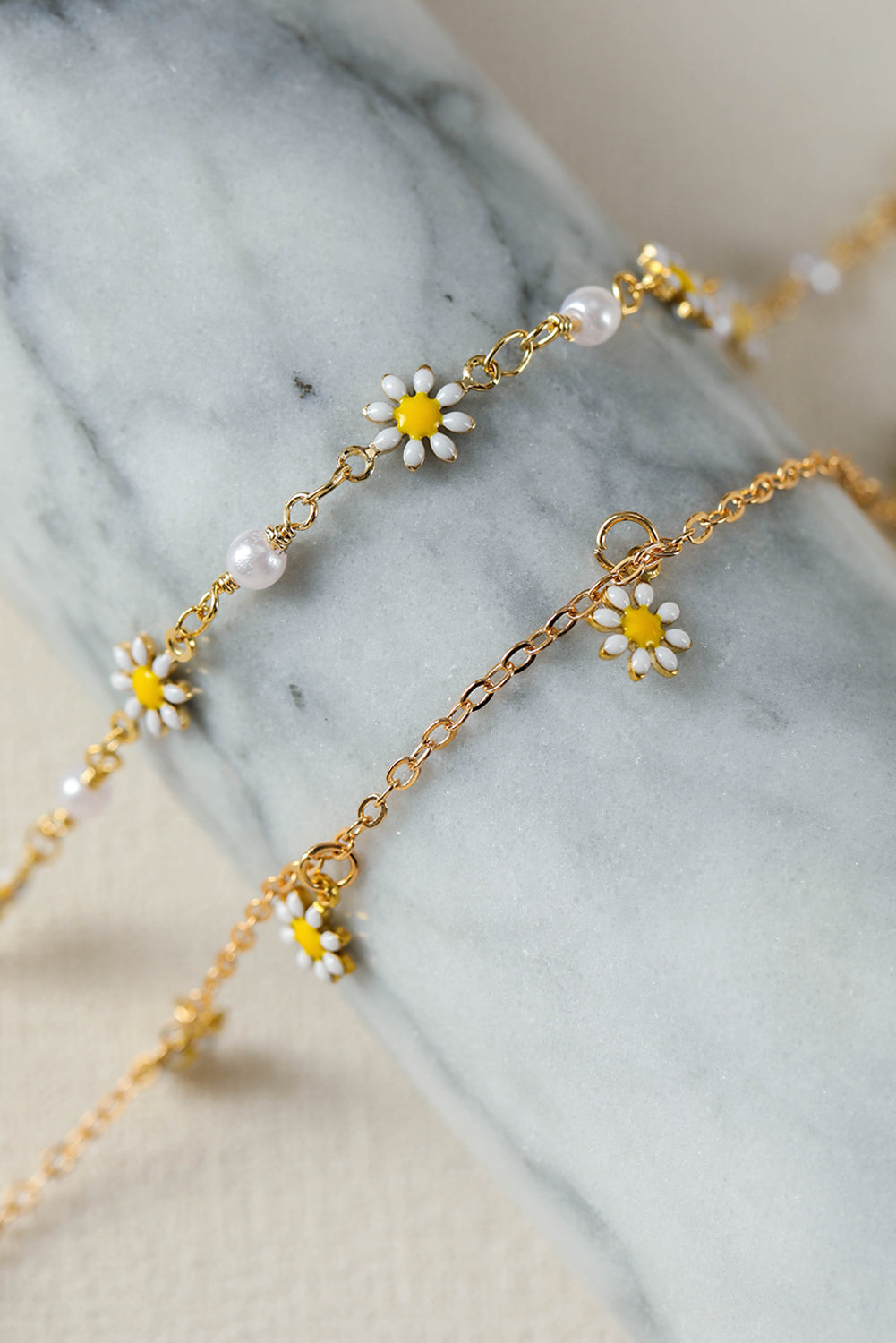 Bracelet de cheville en or avec marguerite et perles