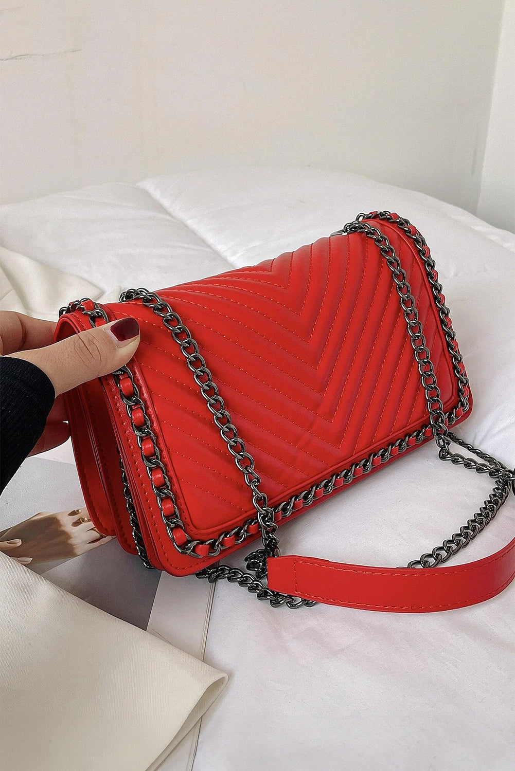 Sac à bandoulière en fil de broderie Chevron avec chaîne décorative rouge flamboyant