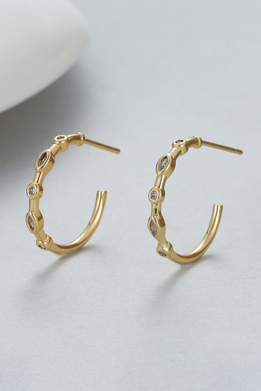 Boucles d'oreilles en forme de C, cloutées et ornées de strass