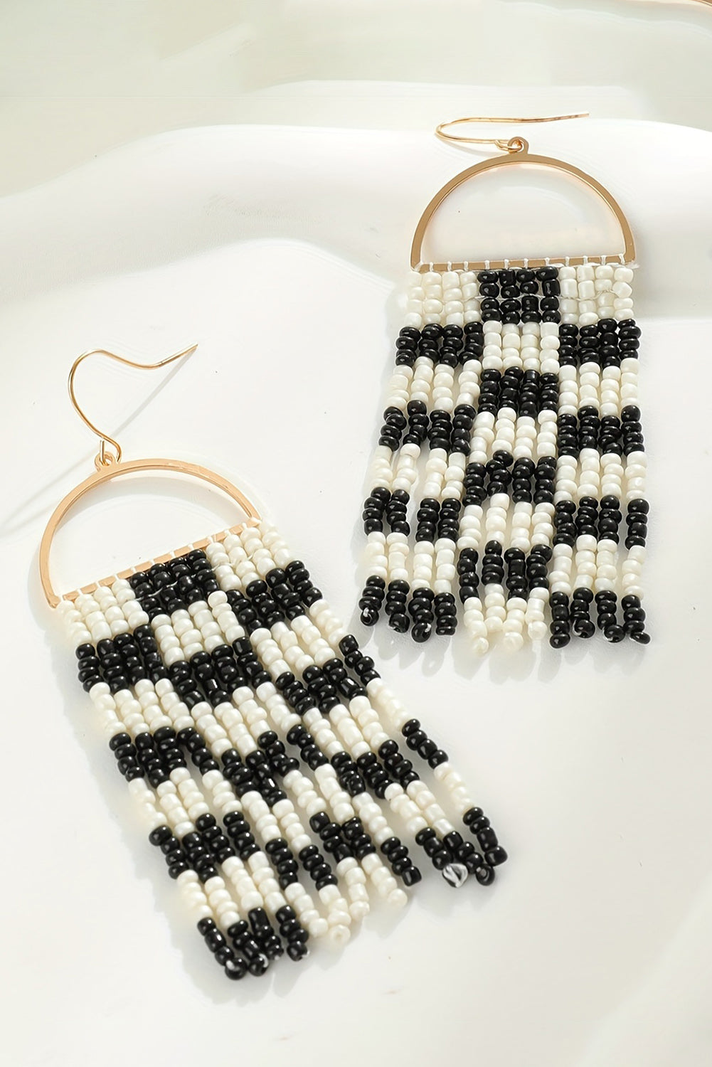 Boucles d'oreilles bohémiennes avec pompon en perles et damier noir