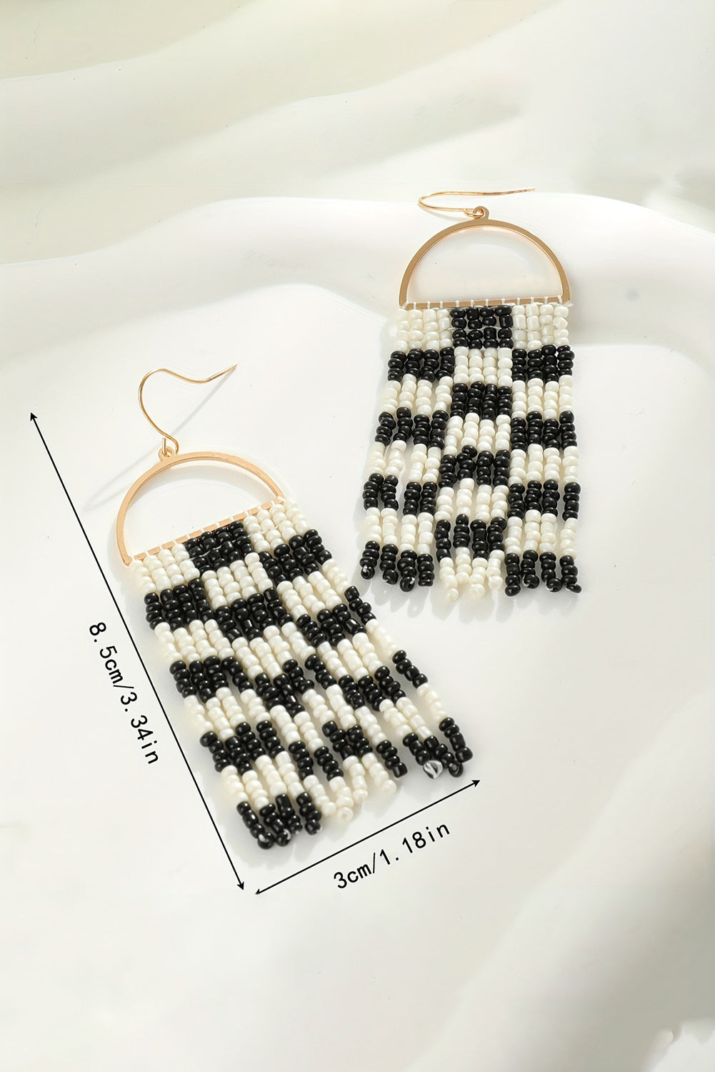 Boucles d'oreilles bohémiennes avec pompon en perles et damier noir