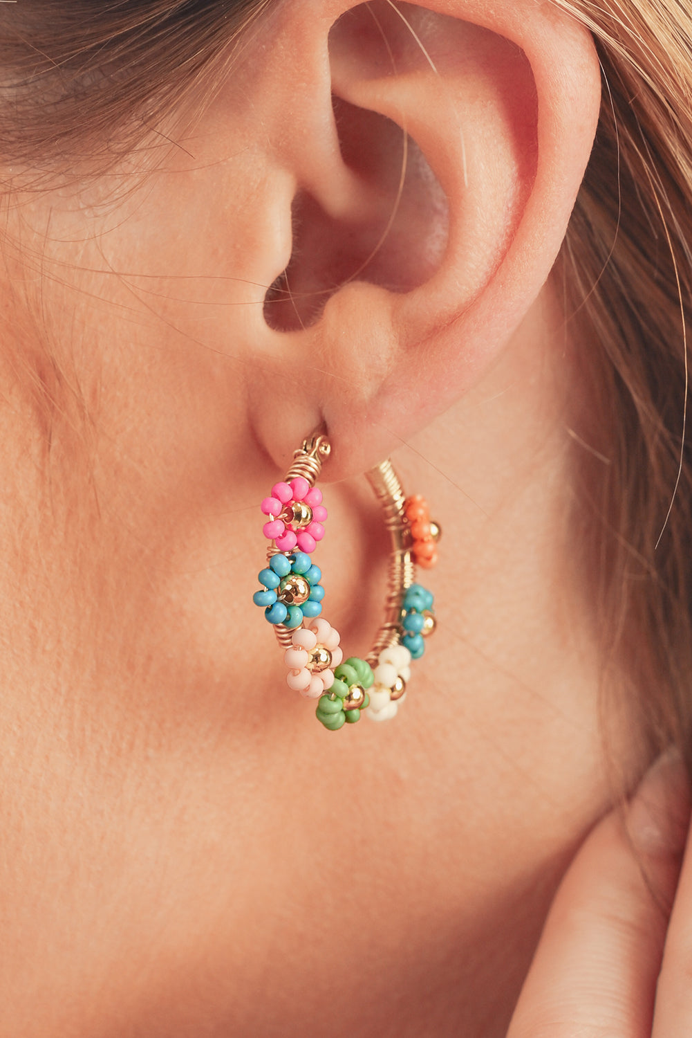 Boucles d'oreilles goutte d'eau en perles de fleurs roses contrastées de forme ronde
