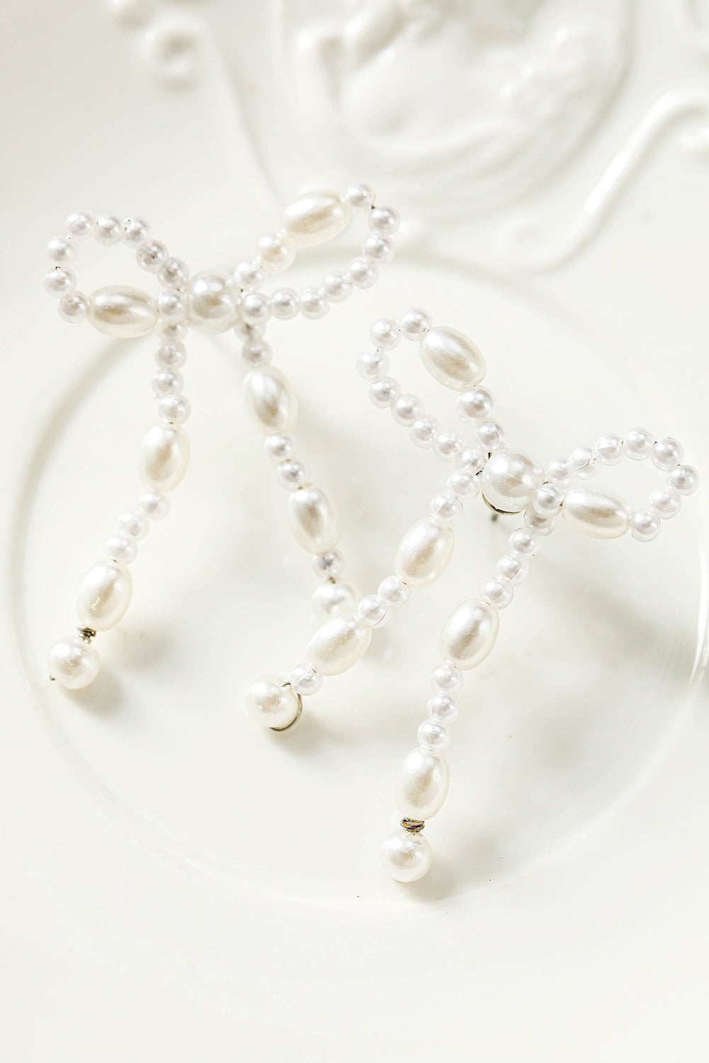 Pendants d'oreilles en forme de nœud papillon avec perles blanches