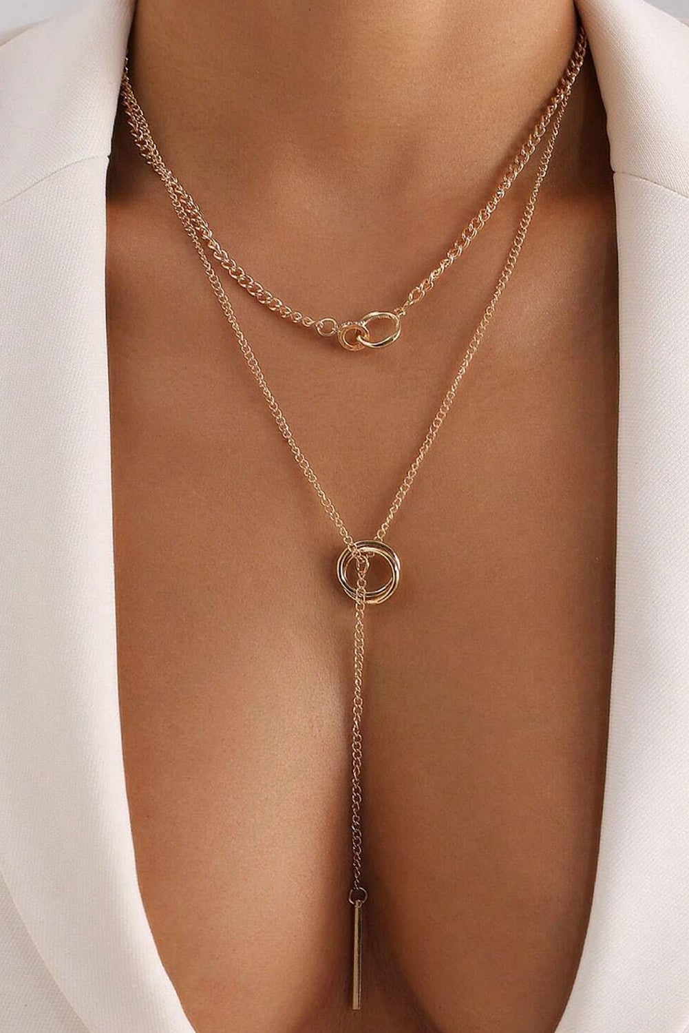 Collier en plaqué or avec anneau en O double couche et pendentif en forme de long bâton