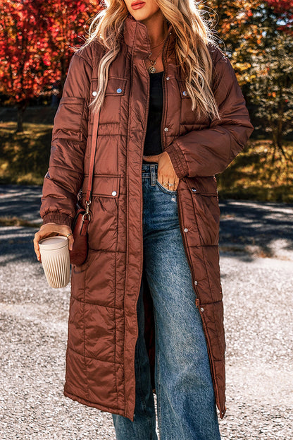 Manteau mi-long matelassé à col montant et fermeture à glissière, de couleur café